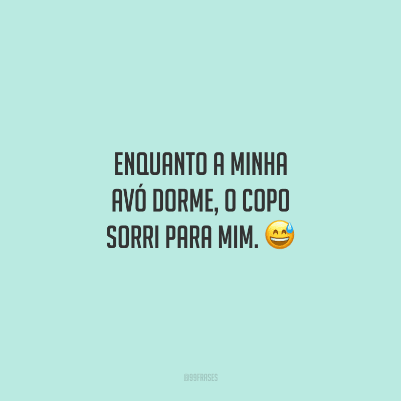 Enquanto a minha avó dorme, o copo sorri para mim.