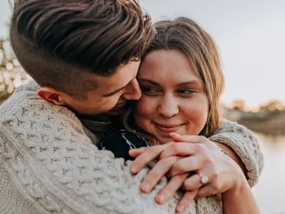 40 frases de abraço de amor que expressam a grandeza desse gesto