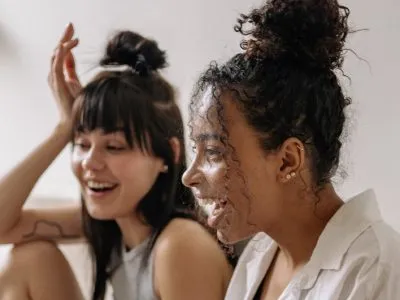 55 frases de amizade para amiga que afirmam o quanto ela é única