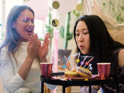 50 frases de aniversário atrasado perfeitas para se redimir