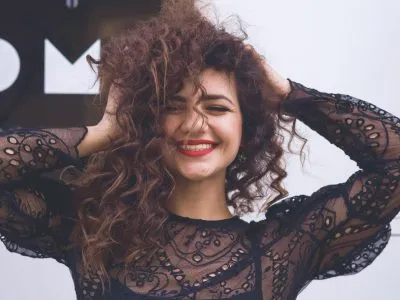 35 frases de cabelo cacheado para enaltecer a beleza dos seus cachos