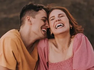 55 frases do Dia dos Namorados engraçadas para casais e solteiros rirem