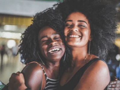 45 frases de abraço de amigo para refletir sobre esse lindo gesto