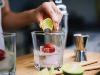 30 frases de gin para apreciar essa bebida elegante e delicada