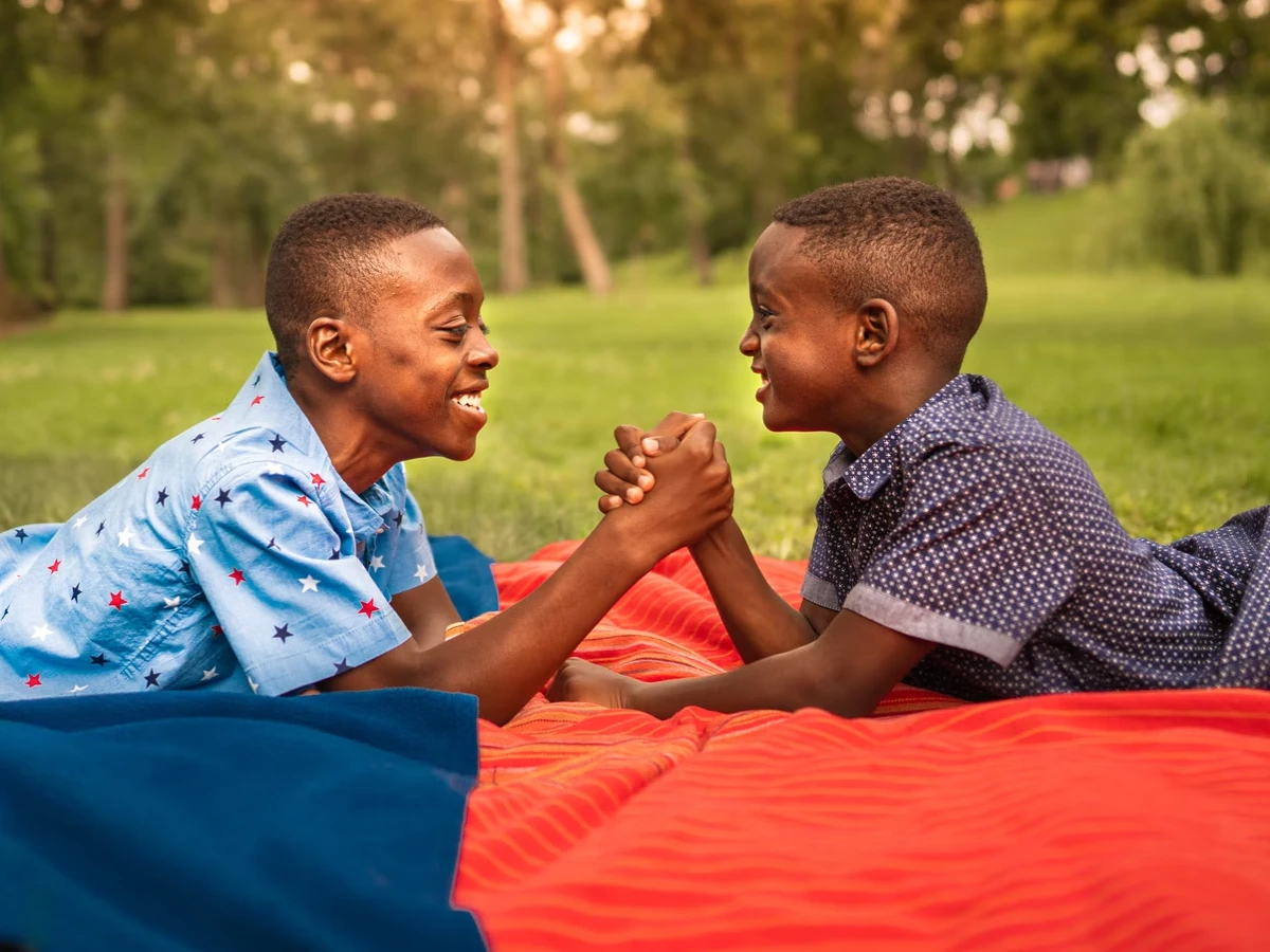 45 frases de irmãos para status que demonstram amor genuíno