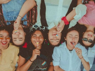 30 frases de músicas de amizade que expressam carinho e gratidão