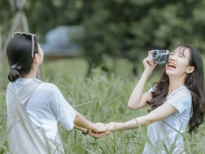 35 frases de músicas para amiga que falam sobre amor e parceria