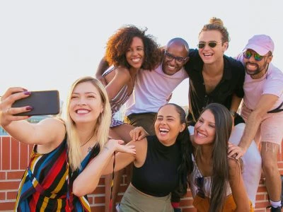 35 frases de pessoas felizes para você encher seu dia de positividade