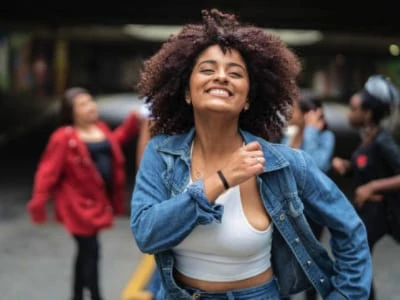 35 frases de solteira engraçadas para curtir a vida em carreira solo