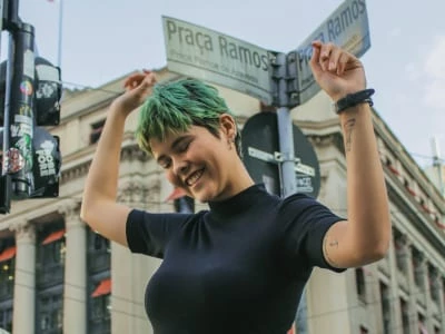 50 frases de solteira feliz que demonstram alegria da autonomia feminina