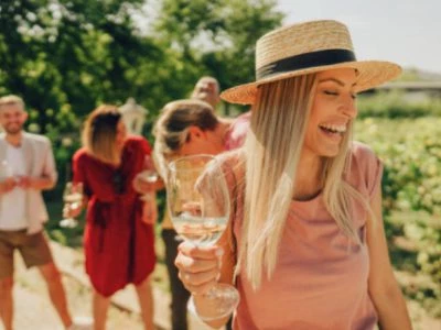 50 frases de vinho engraçadas para rir com a taça na mão