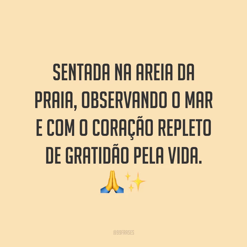 Sentada na areia da praia, observando o mar e com o coração repleto de gratidão pela vida. 🙏✨